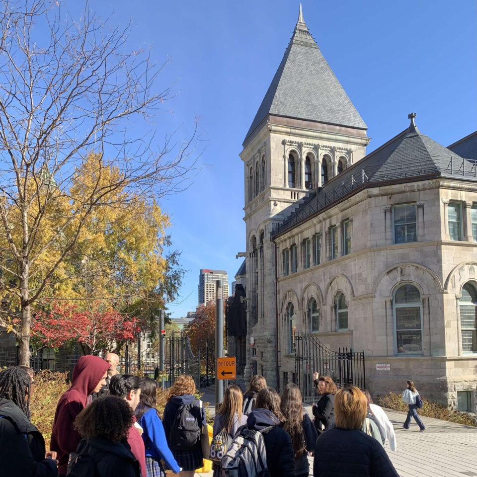 étudiants regroupés à l'extérieur d'un bâtiment sur le campus de l'Université McGill
