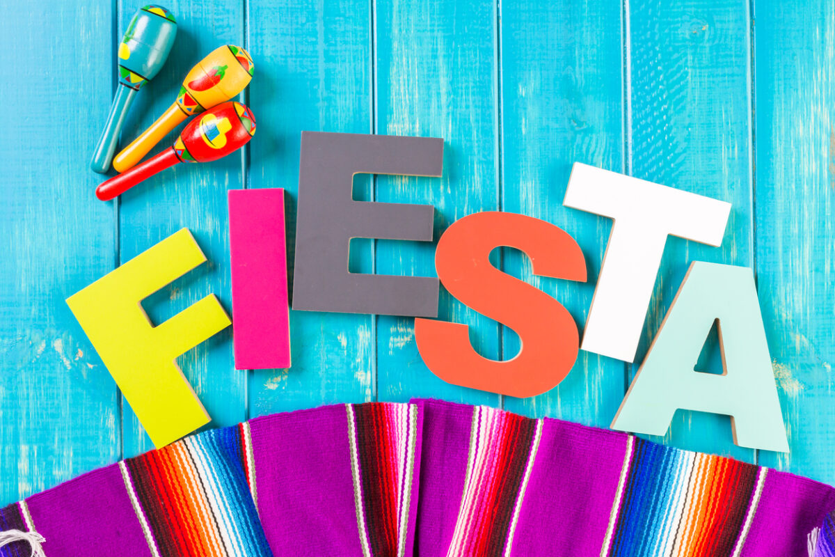 le mot FIESTA entouré de décorations de fête colorées