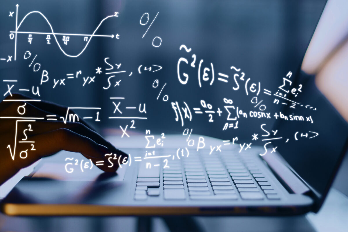 Mains utilisant un ordinateur portable avec des formules mathématiques flottant au-dessus de l'écran