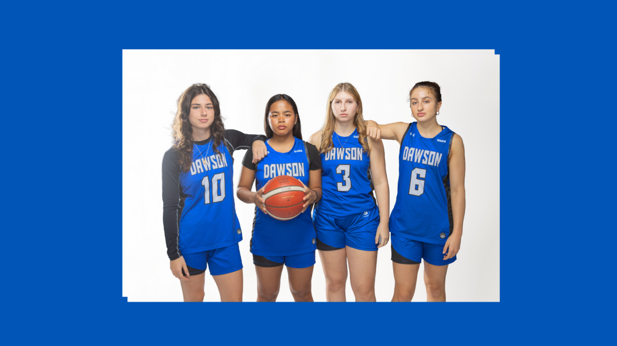 quatre joueuses de basket-ball faisant face à la caméra, l'une d'entre elles tenant un ballon de basket-ball