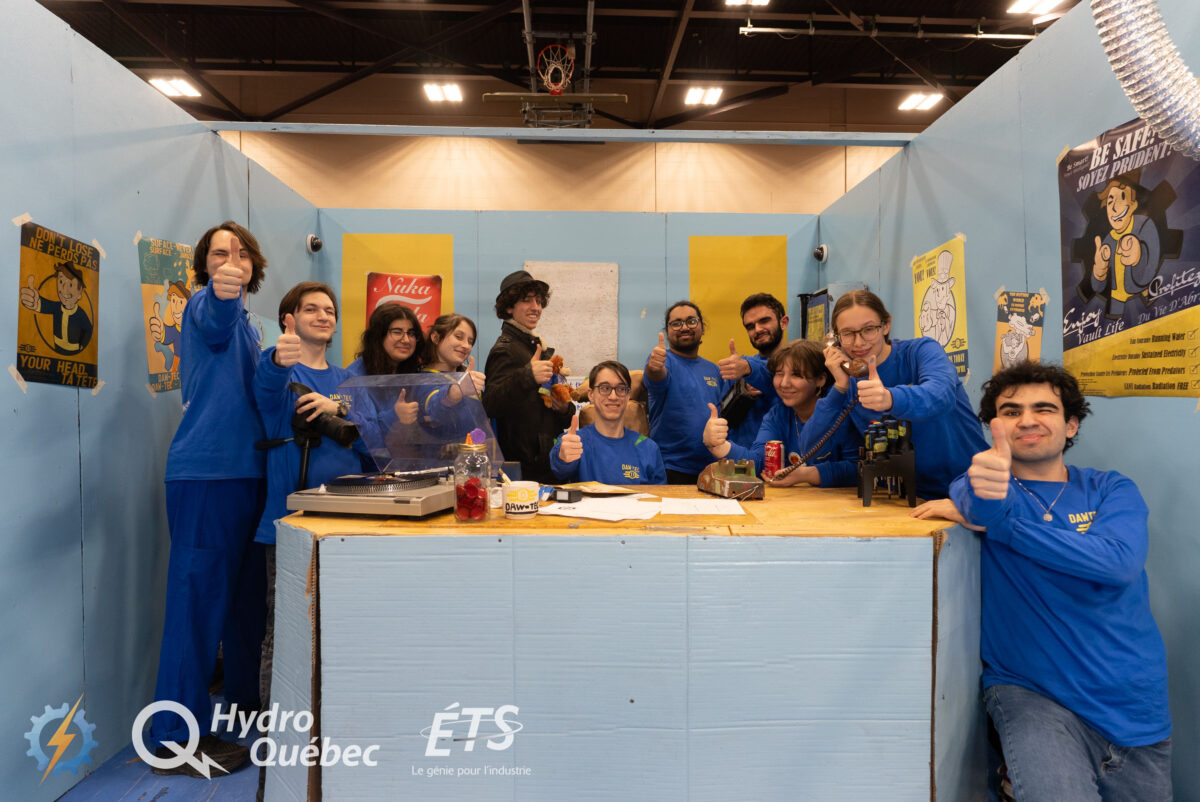 Les membres du club de robotique de Dawson dans leur espace de travail