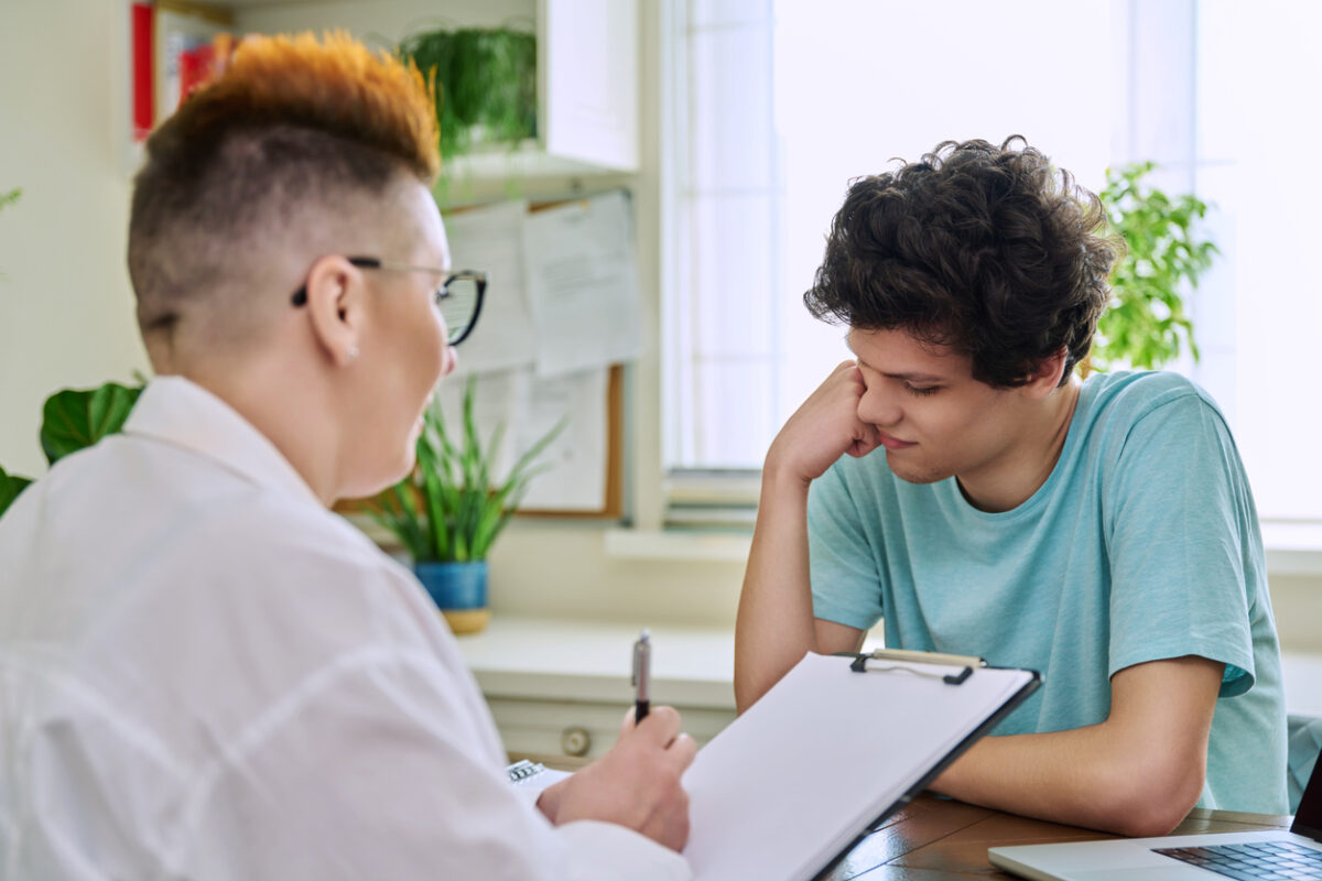 étudiant de sexe masculin rencontrant un psychologue