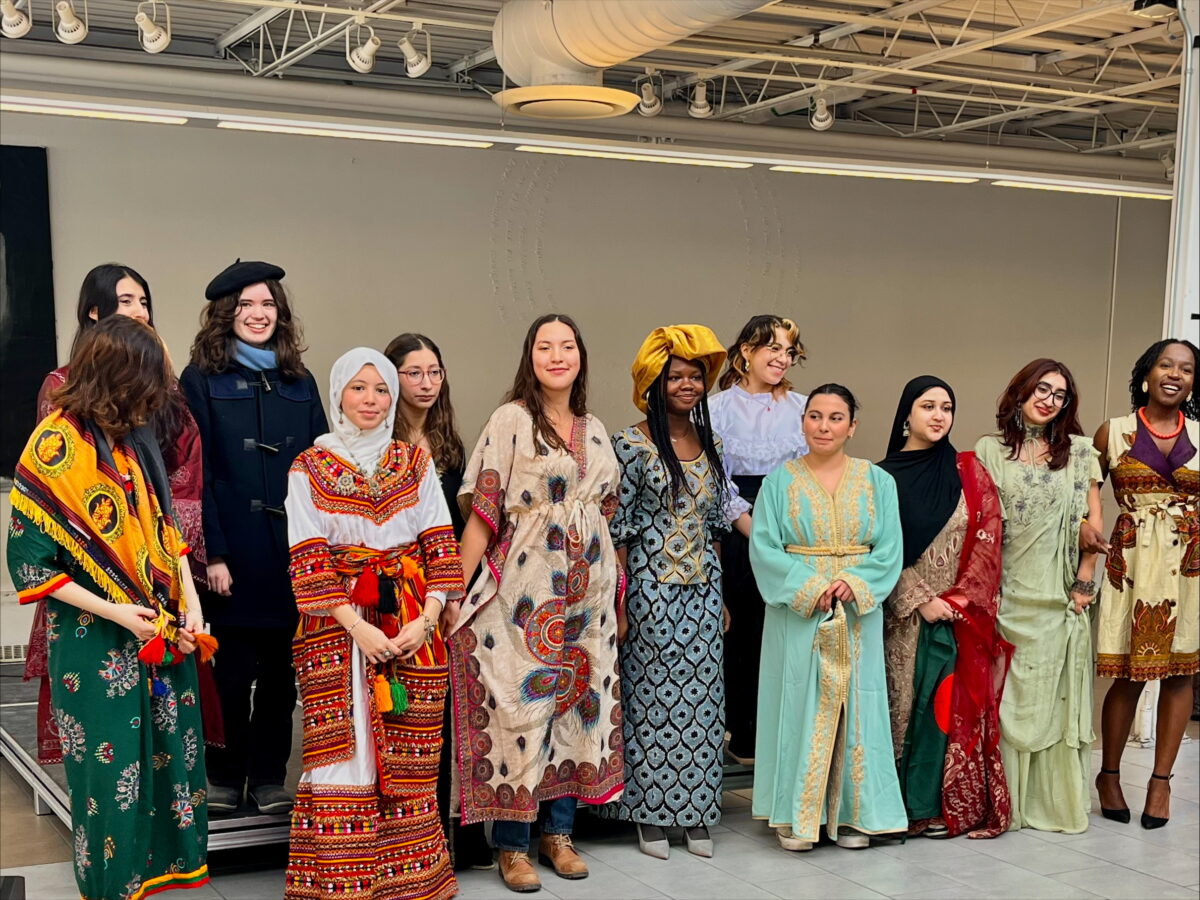 un groupe d'étudiants portant des vêtements mettant en valeur leur héritage culturel