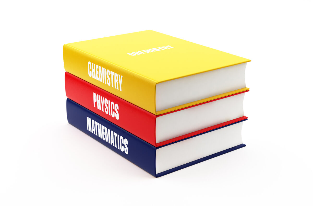 illustration de trois manuels empilés - mathématiques, chimie et physique