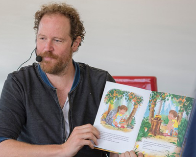 400x320_News_Image_Andrew_Katz_reads_his_book