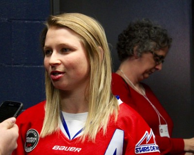 Lire le texte intégral : Ann-Sophie Bettez, diplômée de Dawson et ancienne membre de l'équipe de hockey féminin, nommée joueuse du mois dans la CWHL