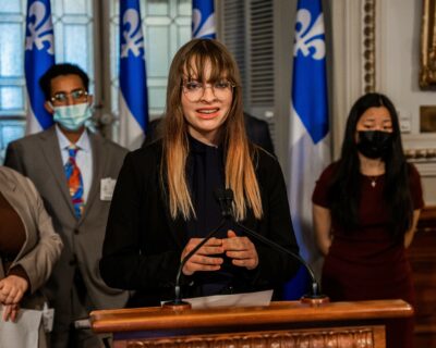 Arwen Low s'adresse aux médias