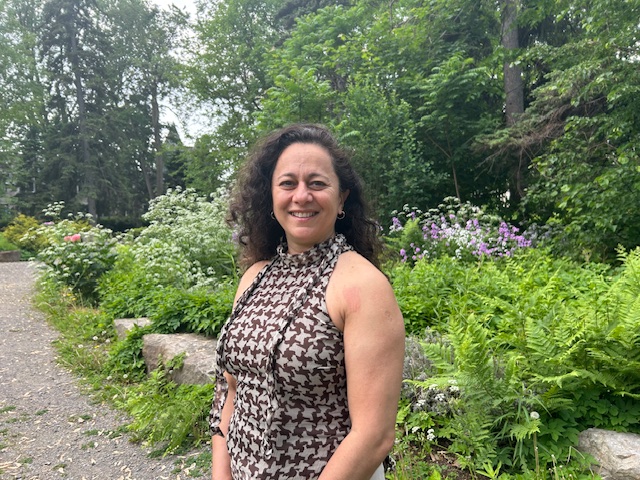 Azra Khan dans le jardin de la paix