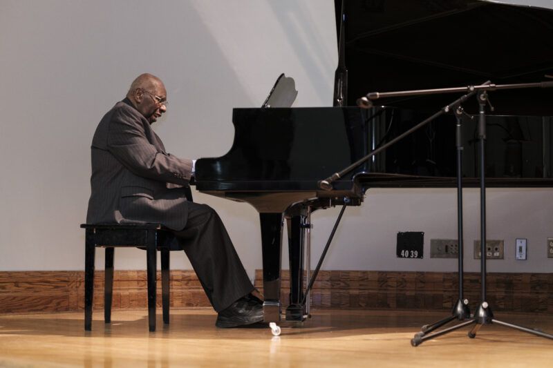 Photo d'Oliver Jones jouant du piano à Dawson