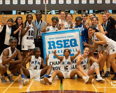 Lire le texte intégral : #L'équipe féminine de basket-ball des Blues de Dawson au premier rang au Québec