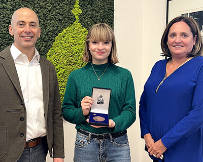Médaille de la jeunesse des lieutenants-gouverneurs décernée à un élève