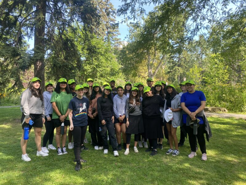 Les étudiants du cours d'éco-paysagisme posent avec le professeur Paul Wasacz dans le jardin de la paix de Dawson.