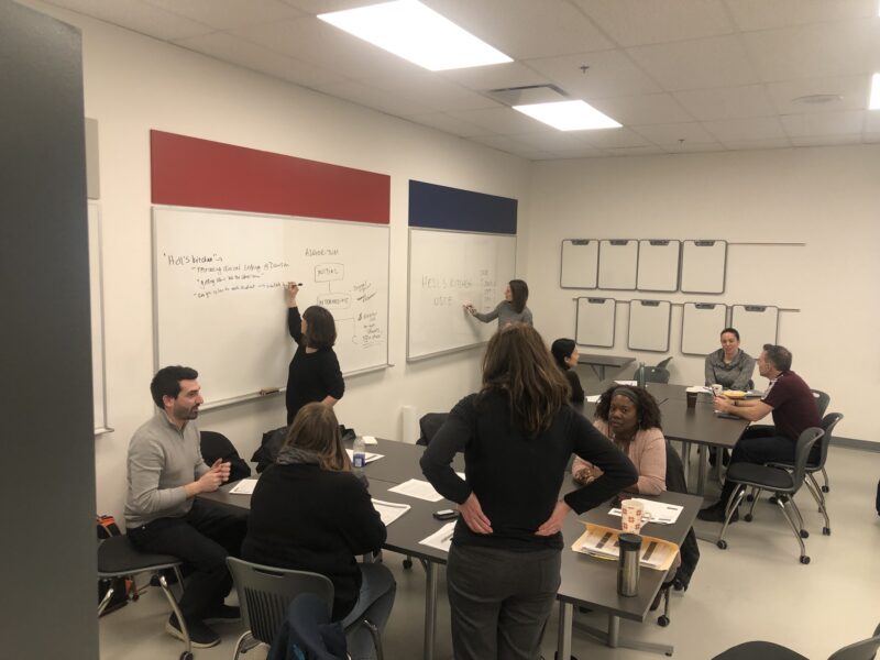 Enseignants et personnel du secteur des technologies médicales participant à un atelier IPE sur la conception de scénarios.