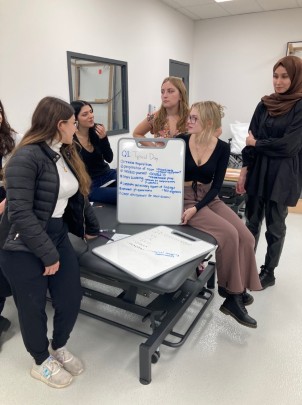 Plusieurs étudiants de Dawson autour d'un lit médicalisé