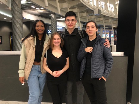 Les diplômés du programme de théâtre du Collège Dawson (de gauche à droite), Audrey-Shana Ferus, Valerie Boisvert, Bryan Ku, et Corbeau Sandoval.