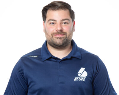 Portrait de Joey Brandone, entraîneur-chef de l’équipe de hockey féminin division 1 des Blues de Dawson