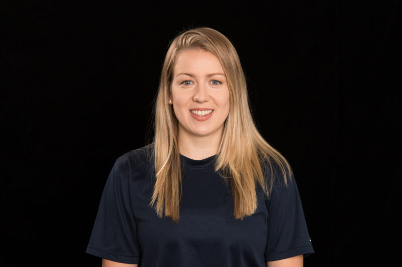 Portrait de Leslie Oles, l’entraîneuse-chef adjointe pour l’équipe de hockey féminin division 1 des Blues de Dawson