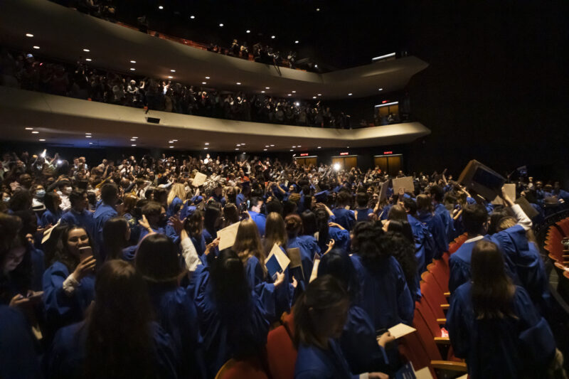 Rassemblement des diplômés à la Place des arts.