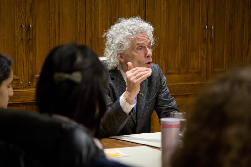 Steven Pinker répond à une question lors d'une séance de questions-réponses avec des étudiants du Collège Dawson 6 février 2019