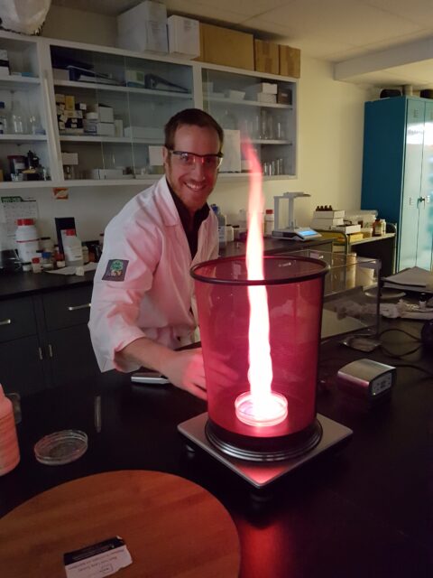 Yann s'amuse dans le laboratoire