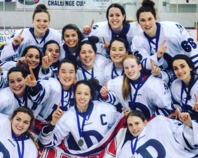 Lire le texte intégral : L'équipe féminine de hockey de Dawson rentre à la maison championne !