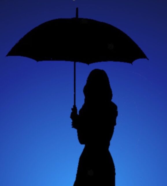 silhouette d'une fille sous un parapluie