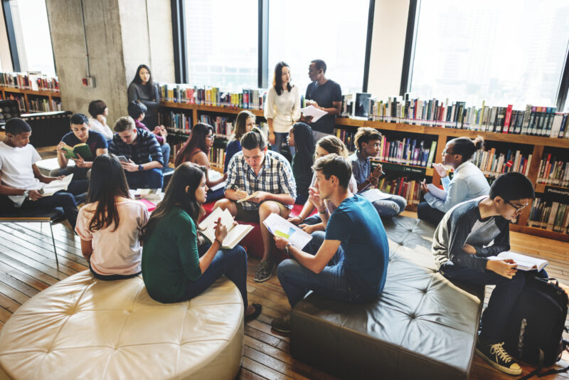 Des étudiantes et étudiants en apprentissage