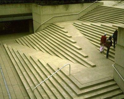 Escalier dont la rampe d'accès est joliment intégrée à l'escalier.