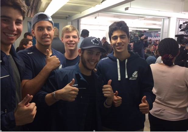 Les joueurs de Blues se portent volontaires pour un dîner de Thanksgiving au refuge pour hommes de la Mission Bon Accueil.