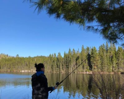 Personne pêchant au bord d'un lac