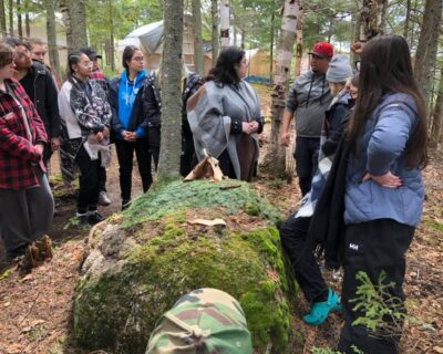 Les étudiants se rassemblent dans la forêt