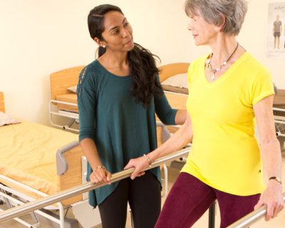 Étudiant travaillant avec un patient