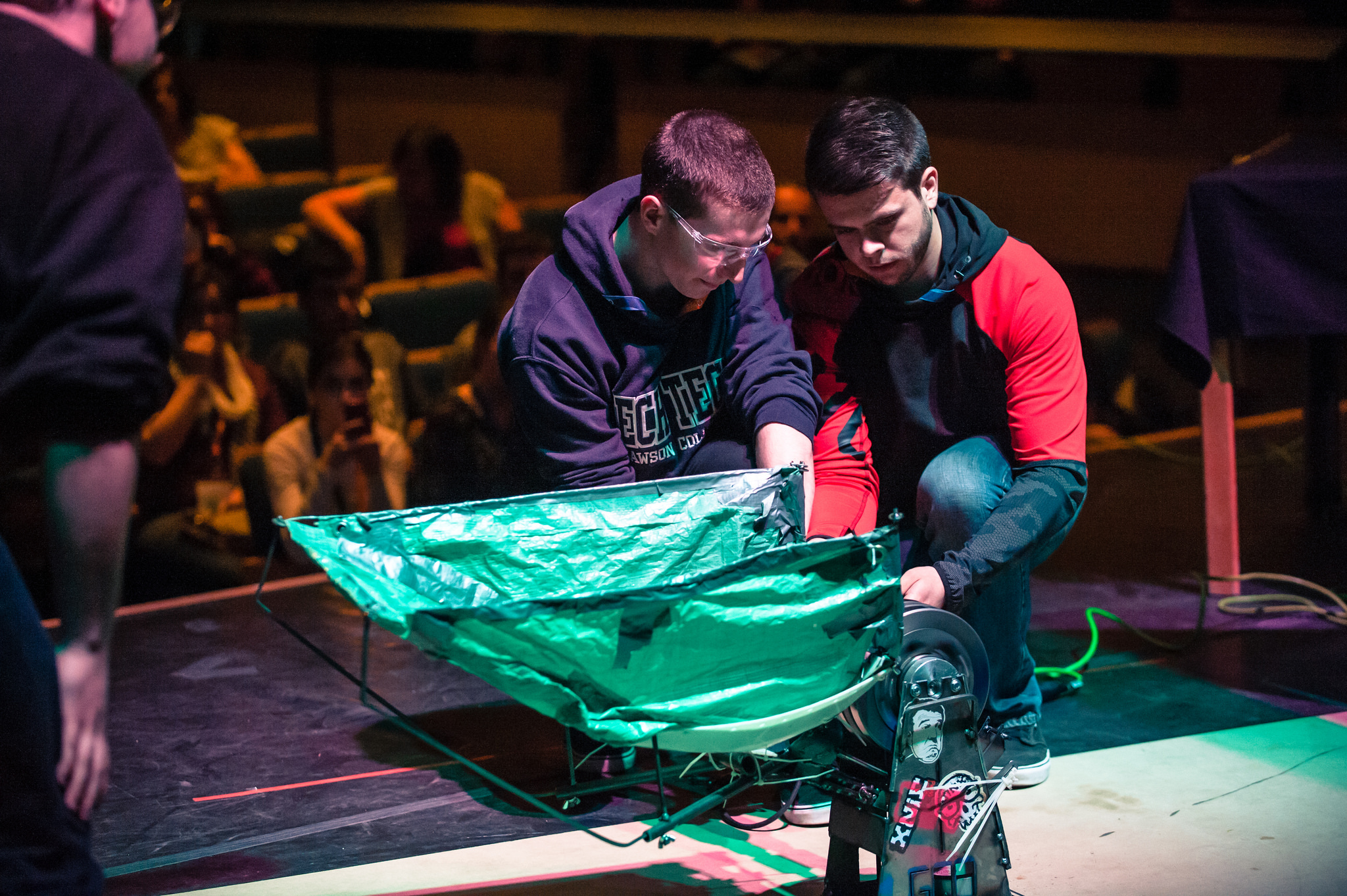 L'édition 2015 de Science, on Tourne ! mettait au défi les étudiants de construire une machine autonome qui lance une balle contre un mur le plus grand nombre de fois possible en 60 secondes. L'équipe gagnante de la compétition locale Dawson est envoyée à la finale qui se tient au Cégep de Charlevoix les 1er et 2 mai. La compétition locale Dawson a accueilli plusieurs équipes de technologies du génie mécanique ainsi que de nombreux étudiants en sciences. Michael MacDonald, Corey Price et Simon Ranger (tous étudiants à Techniques de génie mécanique ) ont remporté la troisième place dans la catégorie professionnelle.