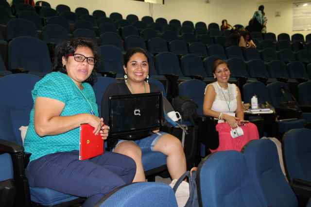 Maria Fernanda Villegas, Yessica Vergara (UPN Cuernavaca) et Paulina Moguel (Ciudades Verdes) au Forum UAEM