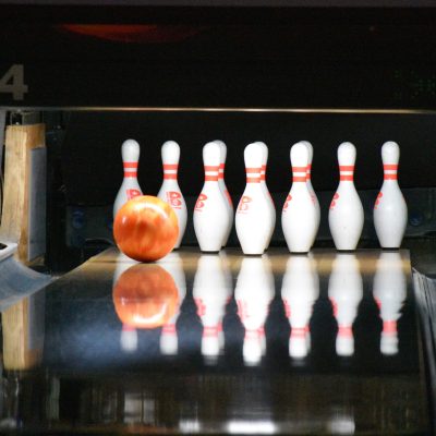 Boule de bowling avec les quilles