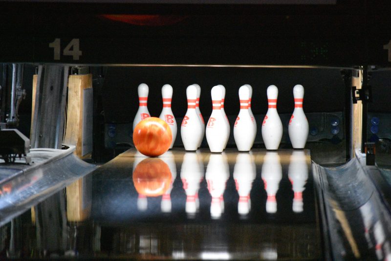 Boule de bowling avec les quilles