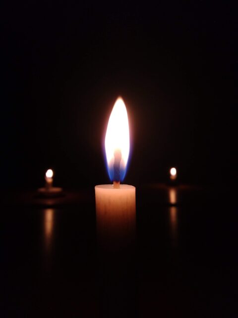 Trois bougies allumées